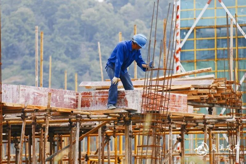 高溫下的堅(jiān)守丨聚焦烈日中的建筑工人